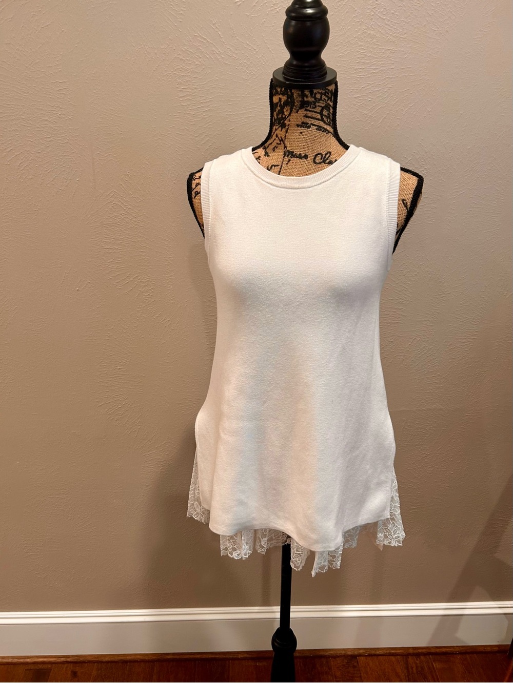 White Lace-Trim Sleeveless Knit Tank size small. Bailey 44
